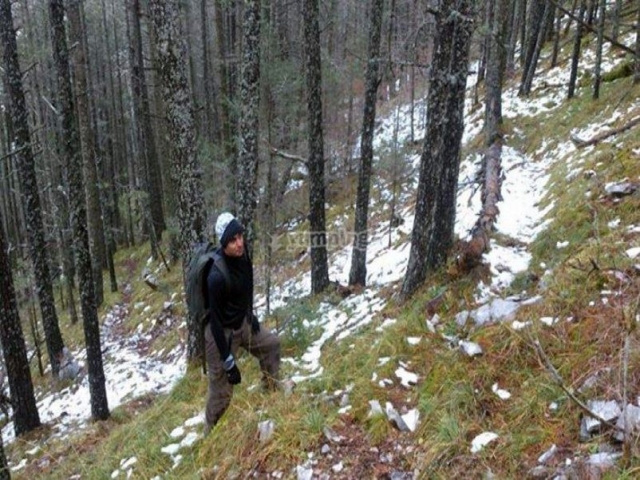 Montando entre la nieve